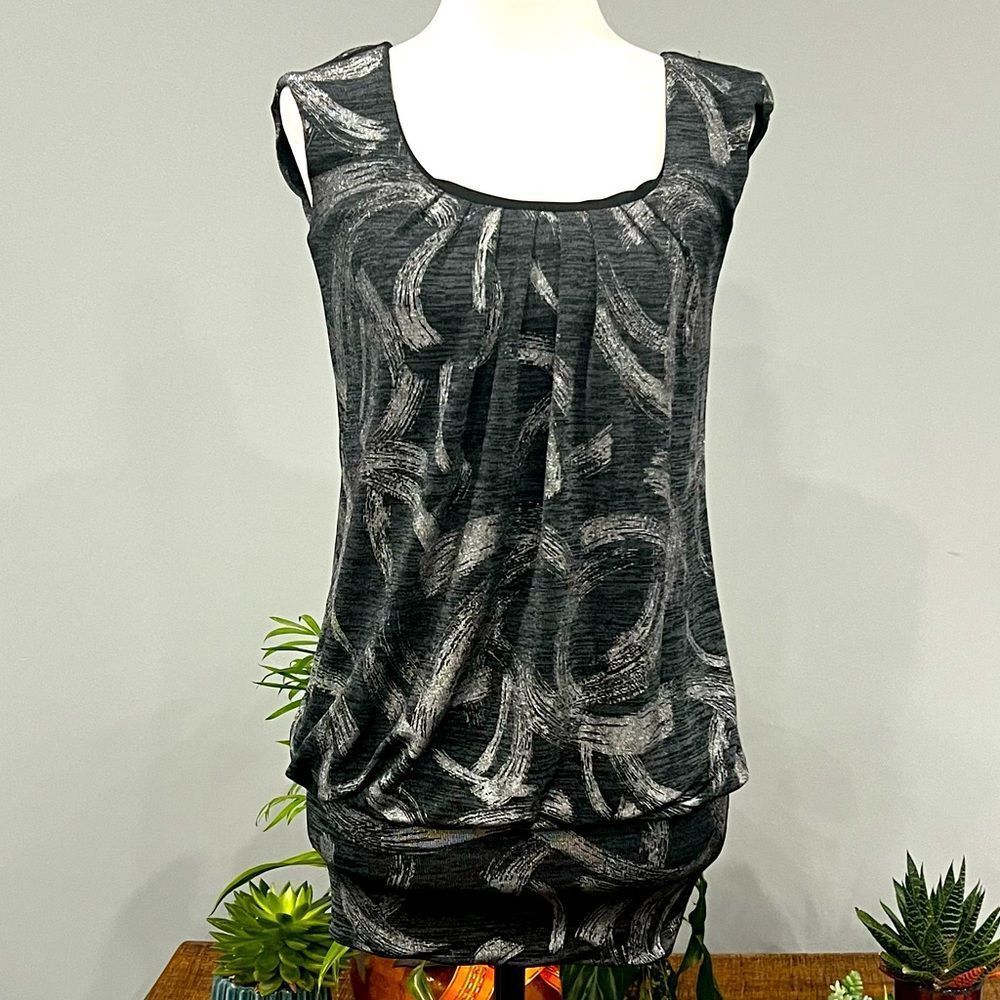 Limité Sleeveless Top - Picture 3 of 9